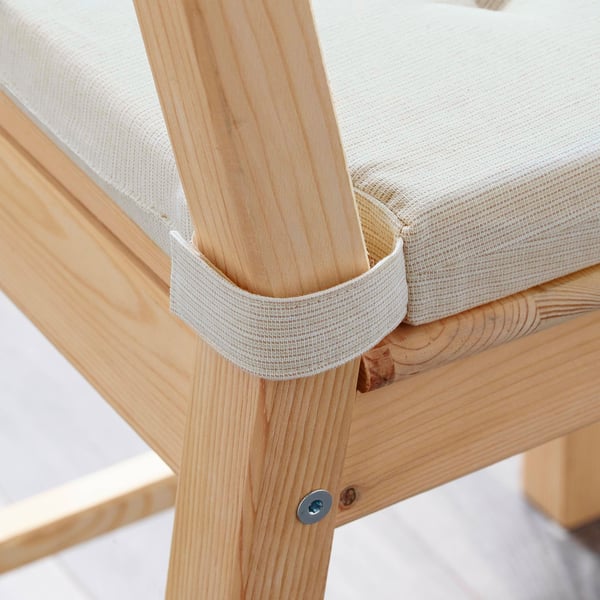 Paks vahtplastist toolipadi, millel on elastsed ribad, kinnitub kindlalt puidust tooli külge.