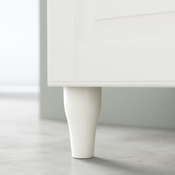 Üks valge kapijalg kerge kumerusega; minimalistlik, kaasaegne disain.