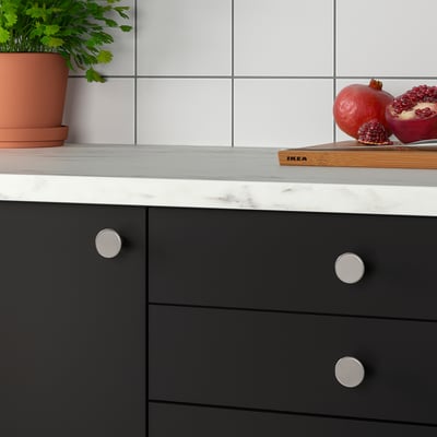 Köögilett granaatõuna ja taimedega, moodsad mustad sahtlid metallist KALERUM nuppudega.