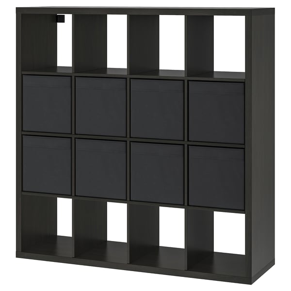 Must KALLAX kapp: 3x3 rest, millel on segu avatud ja sahtliga panipaigast, kaasaegne disain.