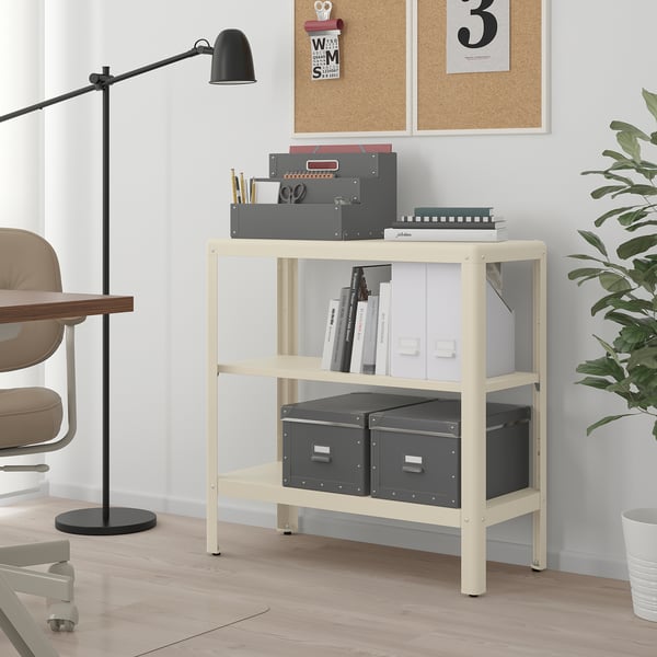 Ikea KOLBJÖRN valge riiul raamatute, tarvikute ja taimedega.