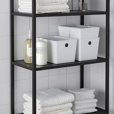 Metallist vannitoariiul, kus on kenasti organiseeritud KUGGIS-karbid, volditud rätikud ja pudelid.