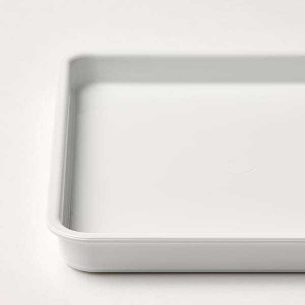 Lähivõte puutumatust valgest ümarate servadega plastmahutist, puhas ja kahjustamata, ideaalne ladustamiseks.