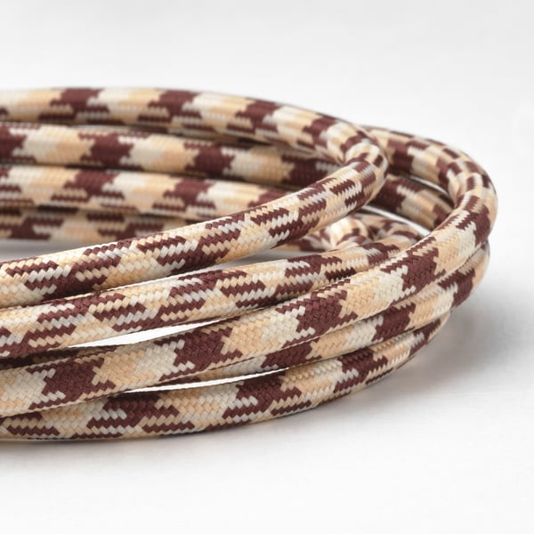 Punutud usb-kaabel, mis näitab tihedat kudumist ja painduvat disaini vastupidavuse tagamiseks.