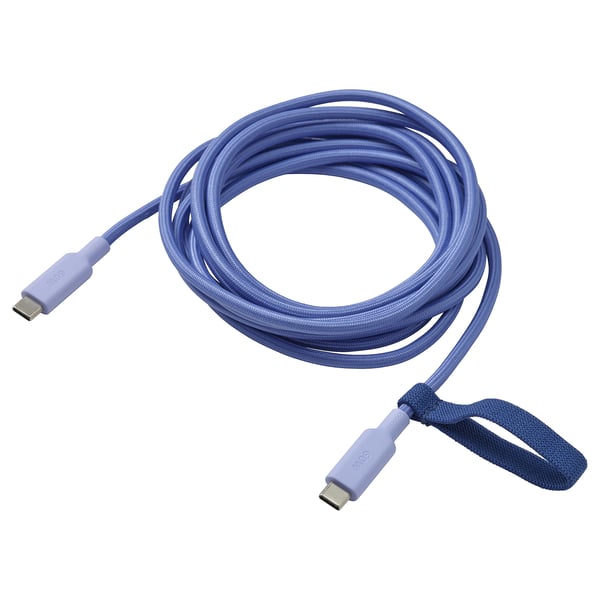 Mähitud sinine LILLHULT usb-c kaabel, 3 meetrit pikk, kummist pistikute ja tekstiilpinnaga. See on kinnitatud sinine elastne riba organiseerimiseks.