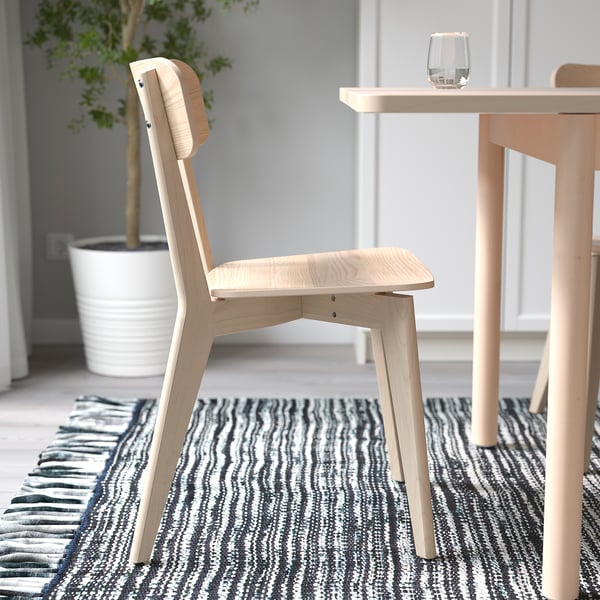 Kerge puidust tool söögilaua lähedal. Vastupidav, mitmekülgne söömiseks ja tegevusteks.