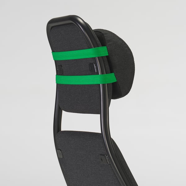Reguleeritava peatoega mängutool, must võrgust seljatugi, rohelised elastsed ribad toeks.