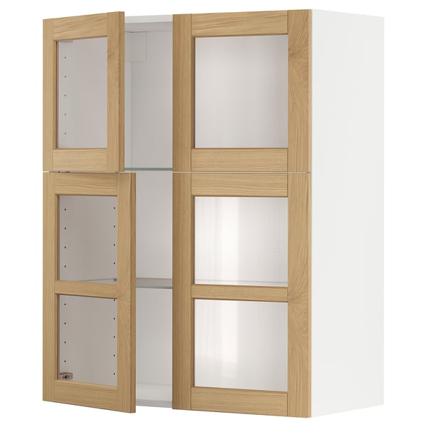 ikea METOD seinakapp, millel on heledad tammespoonist uksed ja mattklaasid. Kapil on kaks avatud sektsiooni ja see on valget värvi.