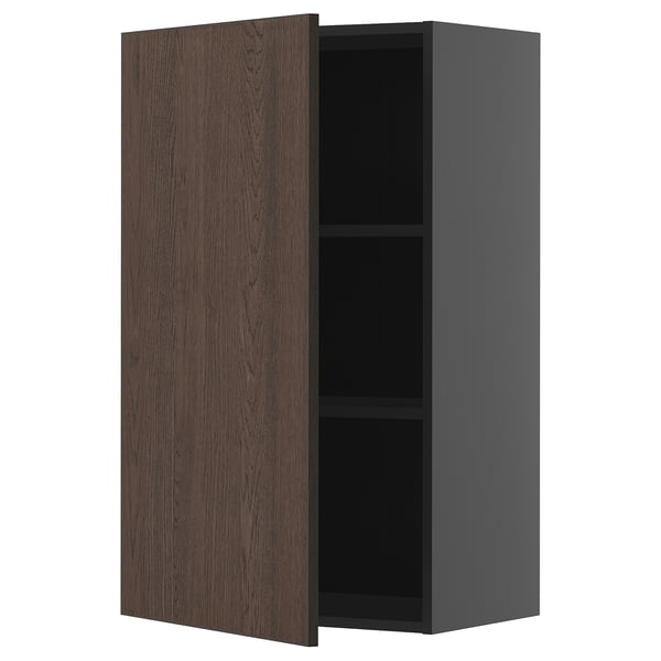 Üks tumepruun kapp, mille uks on avatud, paljastades kaks riiulit. Kaasaegne disain puidust servaga.
