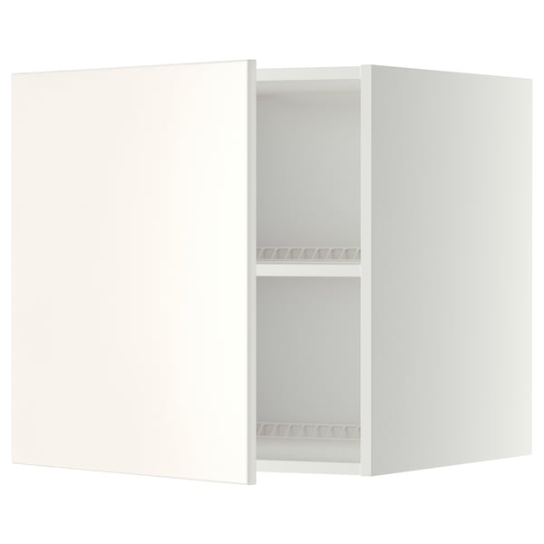 Ikea METOD valge seinakapp, üks uks avatud, kaks riiulit nähtaval. Reguleeritav, ruudukujuline, kaasaegne disain.