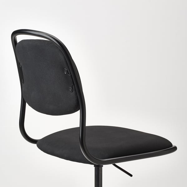 Kaasaegne must kontoritool elegantse metallraami, polsterdatud istme ja seljatoega ning reguleeritava kõrgusega.
