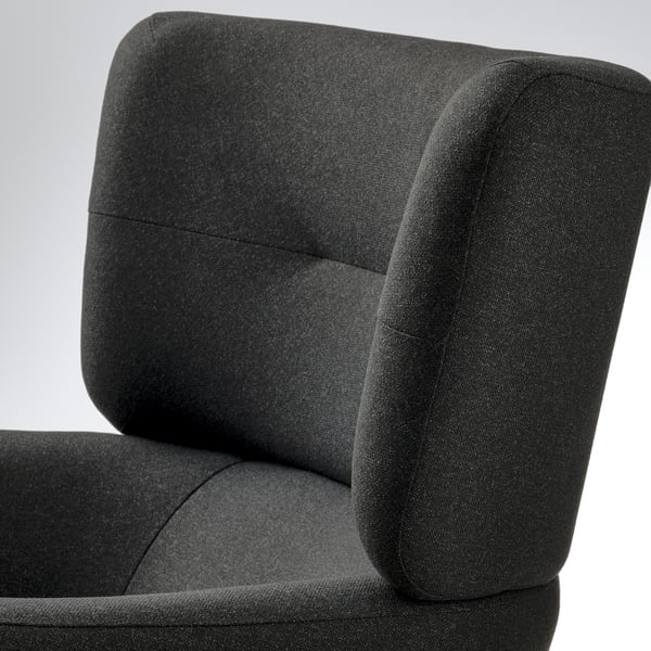 Lähivõte mustast polsterdatud toolist, mis näitab kvaliteetset kangast ja polsterdatud seljatuge.