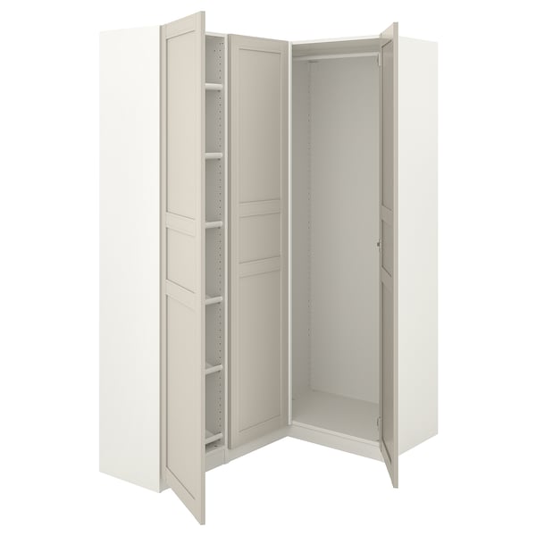 Valge ikea PAX riidekapp, millel on avatud uksed, paljastavad sisemised riiulid ja sektsioonid, mis on mõeldud tõhusaks hoiustamiseks.