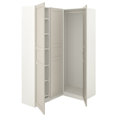Valge ikea PAX riidekapp, millel on avatud uksed, paljastavad sisemised riiulid ja sektsioonid, mis on mõeldud tõhusaks hoiustamiseks.