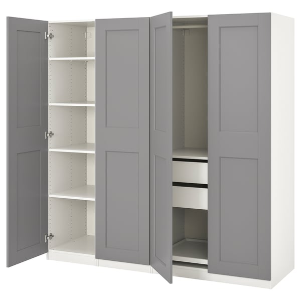 Hall ikea PAX riidekapp, millel on avatud uksed, mille sees on paljastavad riiulid ja sahtlid.