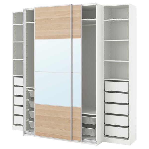 Valge ja puidust ikea PAX riidekapp avatud, reguleeritavate riiulite ja võrksahtlitega.
