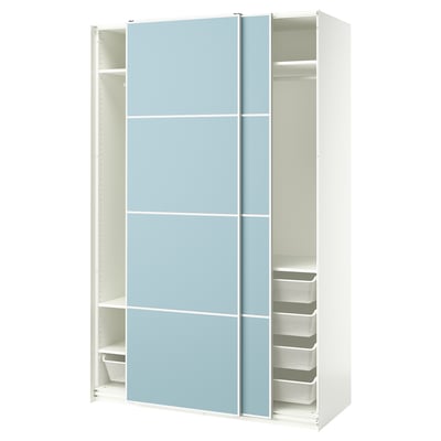 ikea PAX helesiniste lükanduste ja valge interjööriga riidekapp, millel on võrgust hoiukorvid.