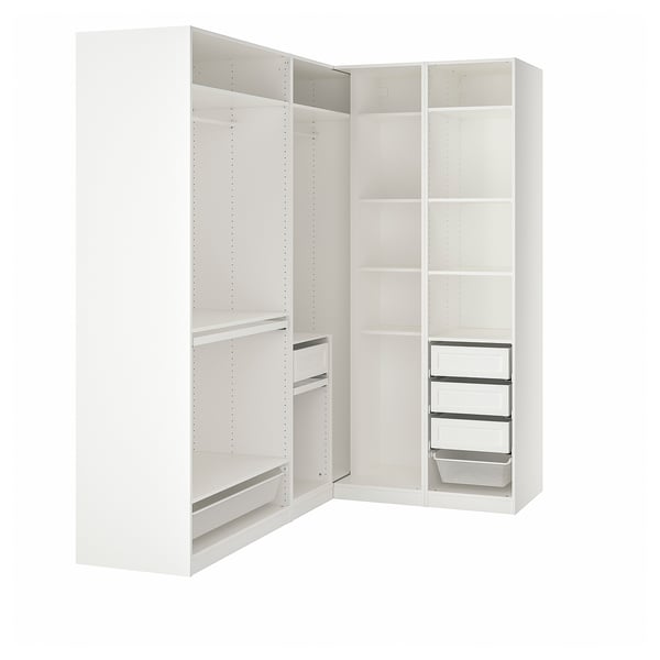 Valge ikea PAX nurgakapp riiulite ja panipaikadega. See on kaasaegne disain tõhusaks kapikorralduseks.