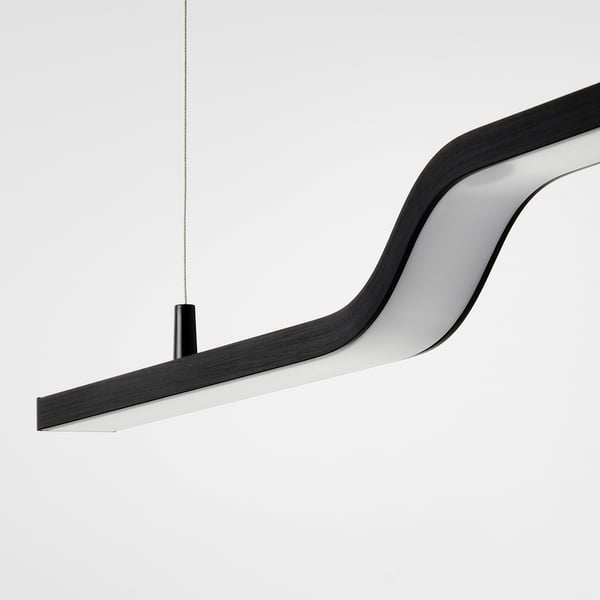 Elegantse, kumera disaini ja ereda LED-valgustiga kaasaegne rippvalgusti, mis on riputatud minimalistliku otsakorgi ja kaabliga.