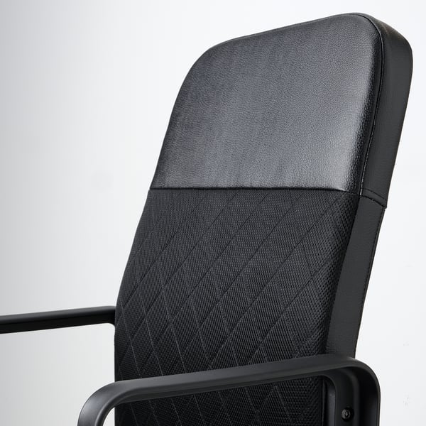 Lähivõte ergonoomilisest kontoritoolist, millel on mugav riidest seljatugi ja tugev käetugi.