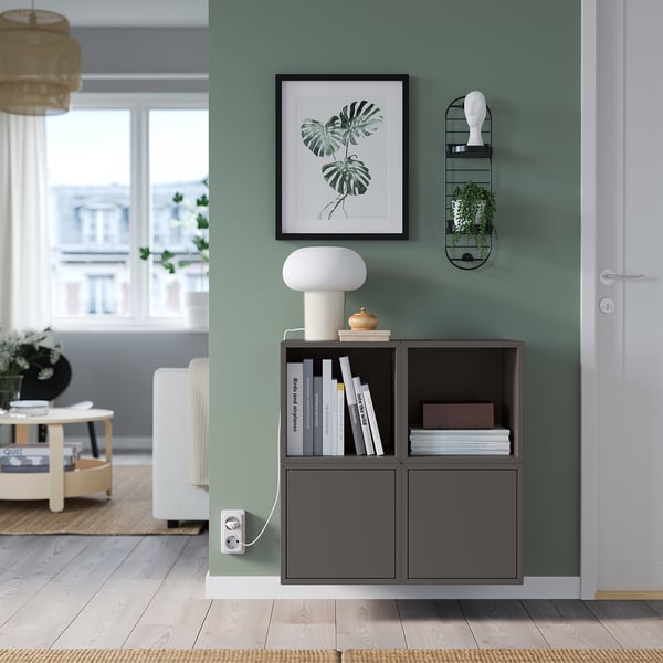 SKUGGRÖNA, roheline taimealus riiulitega, valge lamp, raamitud taimepilt, valge ukse lähedal.