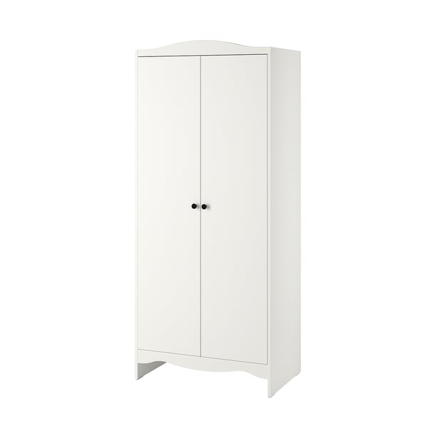 Valge SMÅGÖRA riidekapp. See on kõrge ristkülikukujuline kahepoolsete ustega kapp, millel on ohutuse tagamiseks mustad nupud ja ümarad servad.