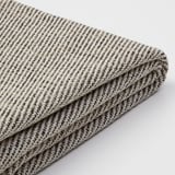 Pehme volditud triibuline kootud tekk, neutraalsed toonid, kvaliteetne tekstuur.