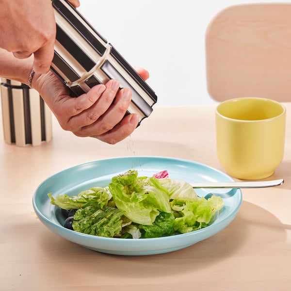 Pipra käsitsi jahvatamine salatikaussi. Kaasaegne vürtsiveski jahvatab värskeid vürtse ja väldib jääke laual.