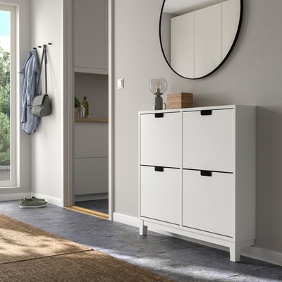 Valge STÄLL kingakapp esikus, kus on 4 sektsiooni, peegel ja konksud mantlite hoidmiseks.