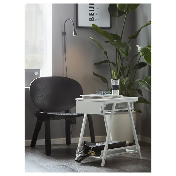 Väike, kaasaegne valge sahtli ja riiuliga kirjutuslaud, elegantne disain, mis sobib ideaalselt kompaktsetesse ruumidesse.