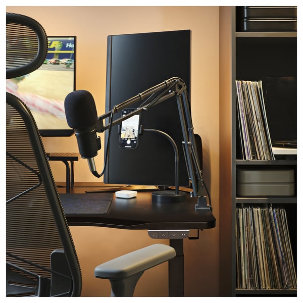 Must mängulaua seadistus monitori, mikrofoni ja plaatidega.