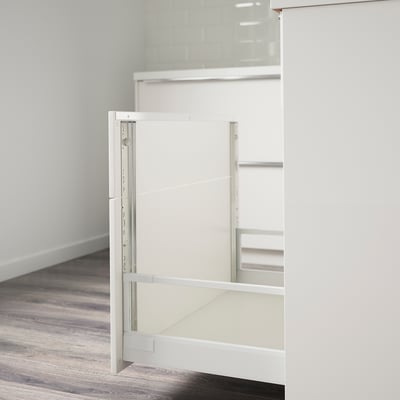 Eelnevalt puuritud aukudega sahtli eesmine ühendusrööp tagab sujuva ja joondatud köögikapi välimuse.