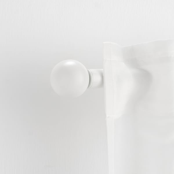 VÄSENTLIG valge finial on väike, ümmargune ja kaasaegne. Valmistatud taaskasutatud plastist, on see hõlpsasti paigaldatav kardinavardadele.