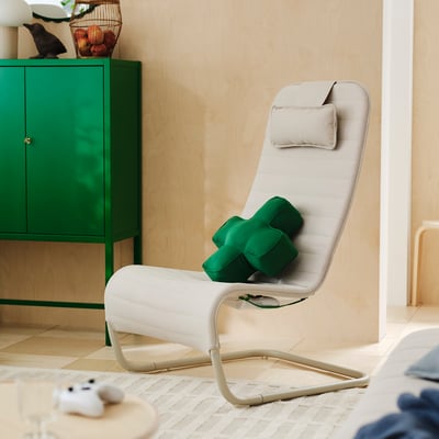 IKEA xbox YXSTABY lamamistool, beež, kaardus, roheliste patjadega, rohelise kapi lähedal.