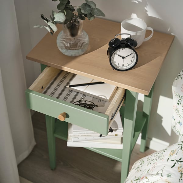 HEMNES طاولة سرير جانبية, رمادي-أخضر/بني فاتح, 46x35 سم