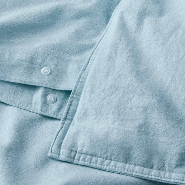 Light blue duvet cover with button closure, soft pre-washed cotton, breathable, moisture-absorbing.