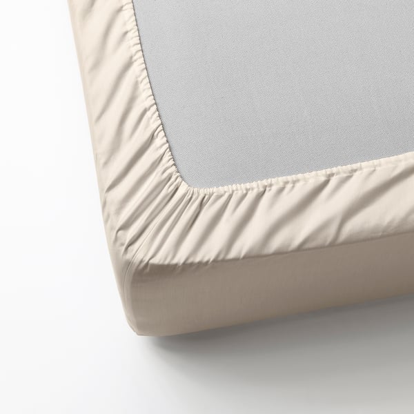 Fitted bed sheet corner with elastic edge, showing how it secures sheet on mattress up to 26 cm thick.