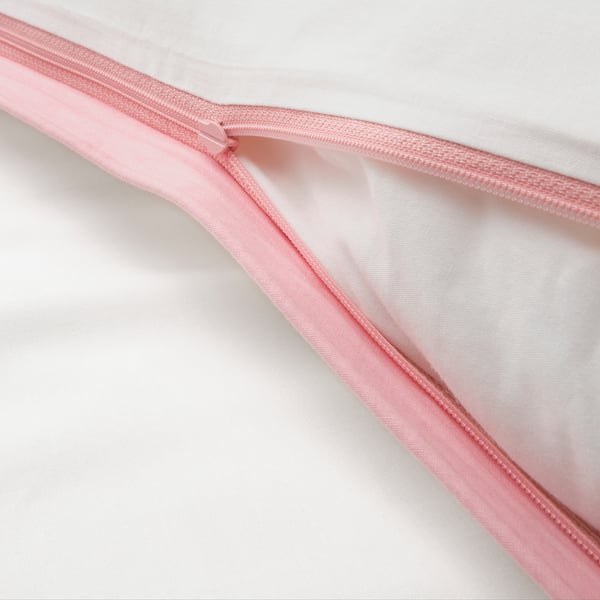 Close-up of pink zip on VÄNKRETS duvet, showing moisture-wicking fabric and easy access feature.