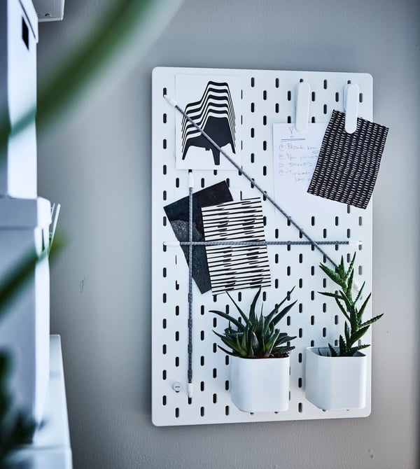 Organisiere deinen Heimarbeitsplatz mit smarten Büromöbeln! Eine IKEA SKÅDIS Lochplatte bietet dir z. B. jede Menge Platz für Bürovorräte und die Präsentation deiner liebsten Dinge. Mit vielfältigem Zubehör gestaltest du dir im Handumdrehen die Aufbewahrung, die du an deinem Arbeitsplatz brauchst.