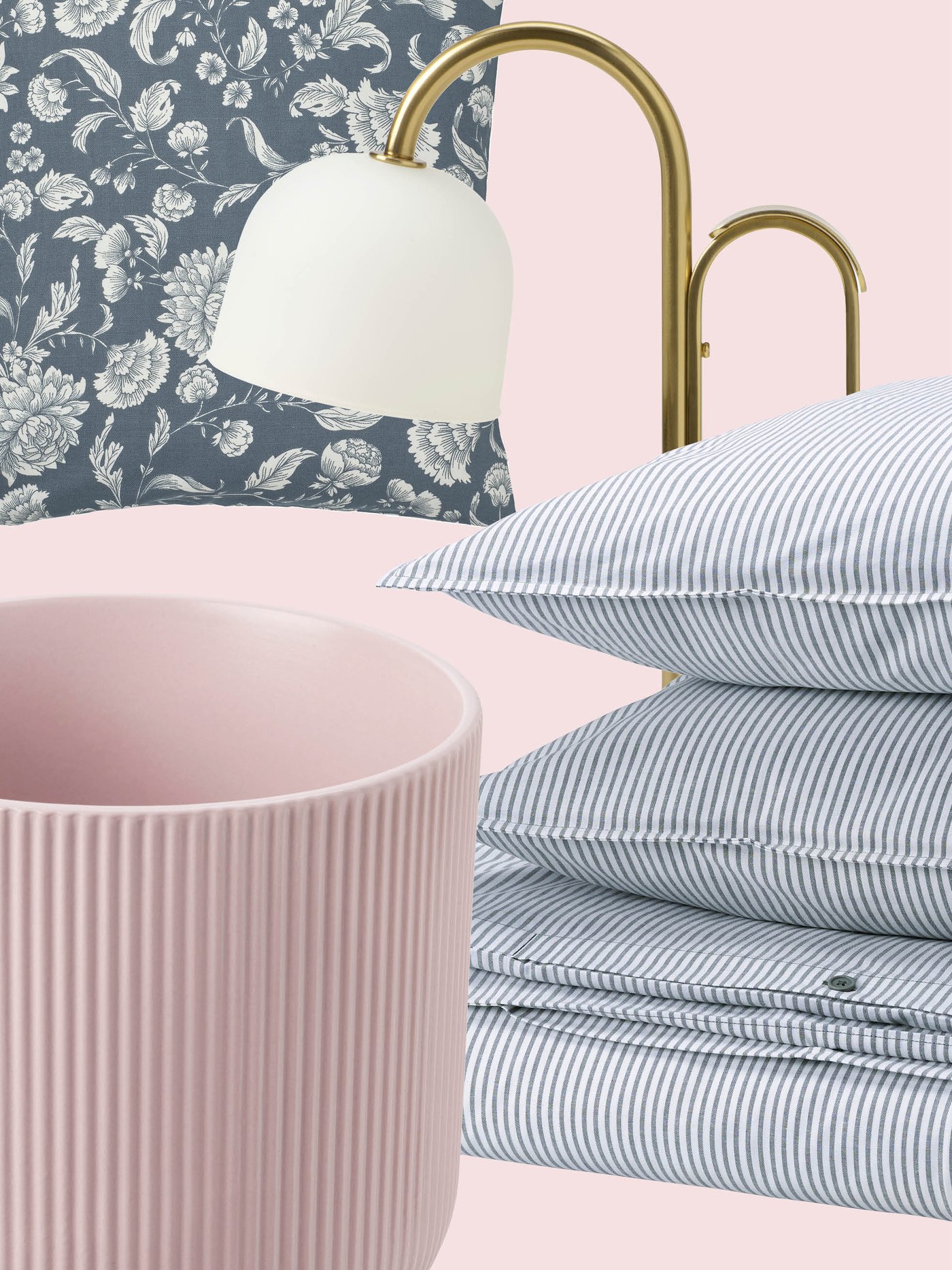 Un coussin à fleurs, une parure de lit IKEA à rayures, une lampe à arc doré et un vase rose nervuré s'associent pour créer une esthétique fraîche et raffinée dans la chambre à coucher.