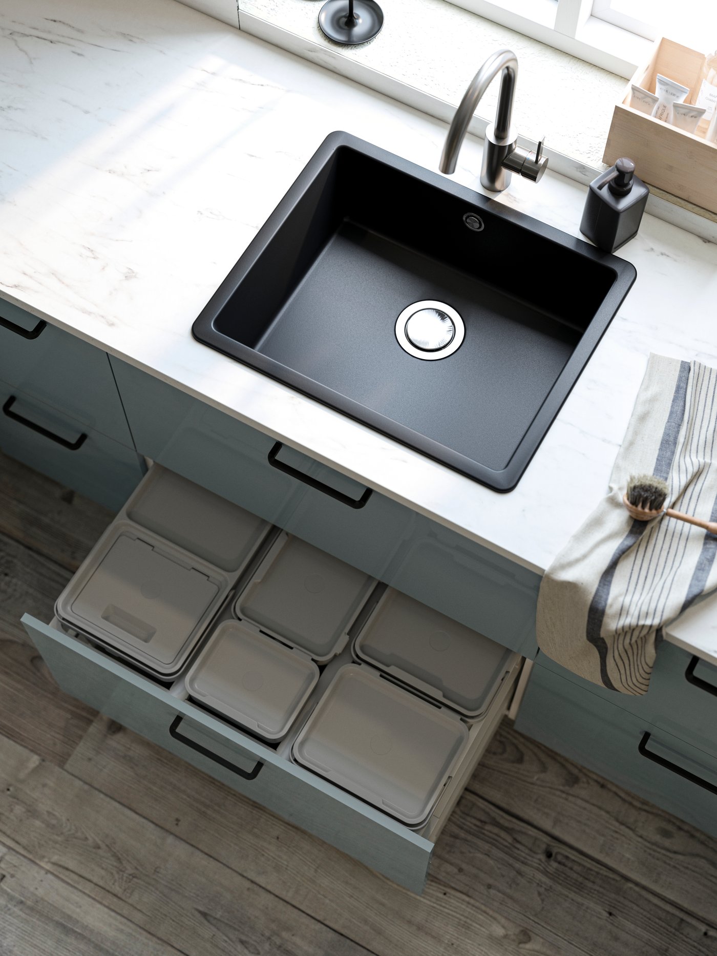 A light grey HÅLLBAR bin with lid