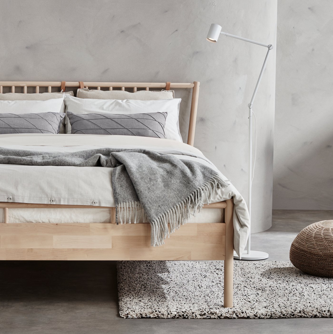 A beige SANDARED pouffe in the bedroom