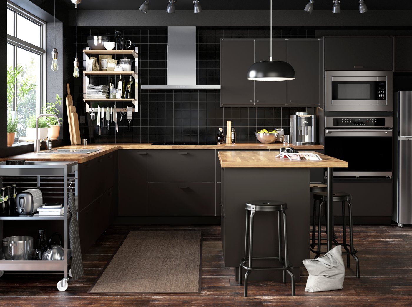 Une suspension NYMÅNE noire dans la cuisine