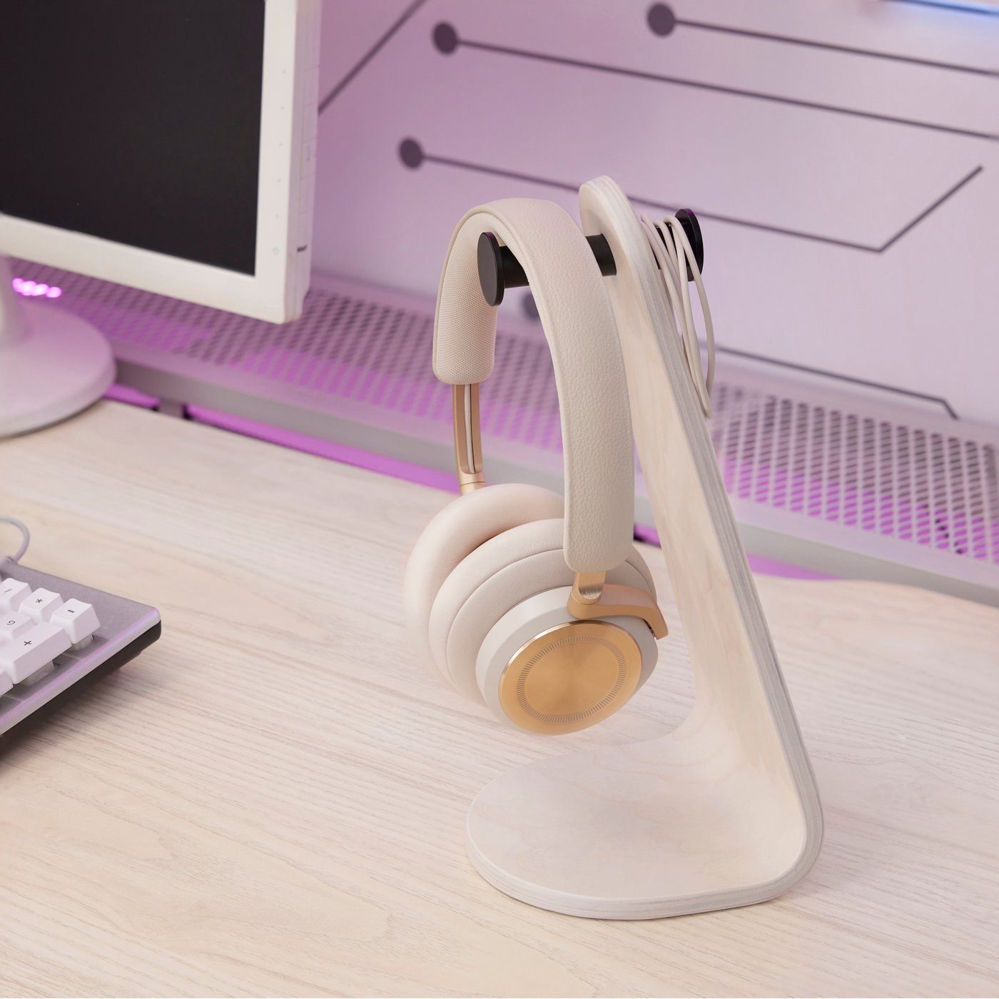An ash veneer LÅNESPELARE headset stand