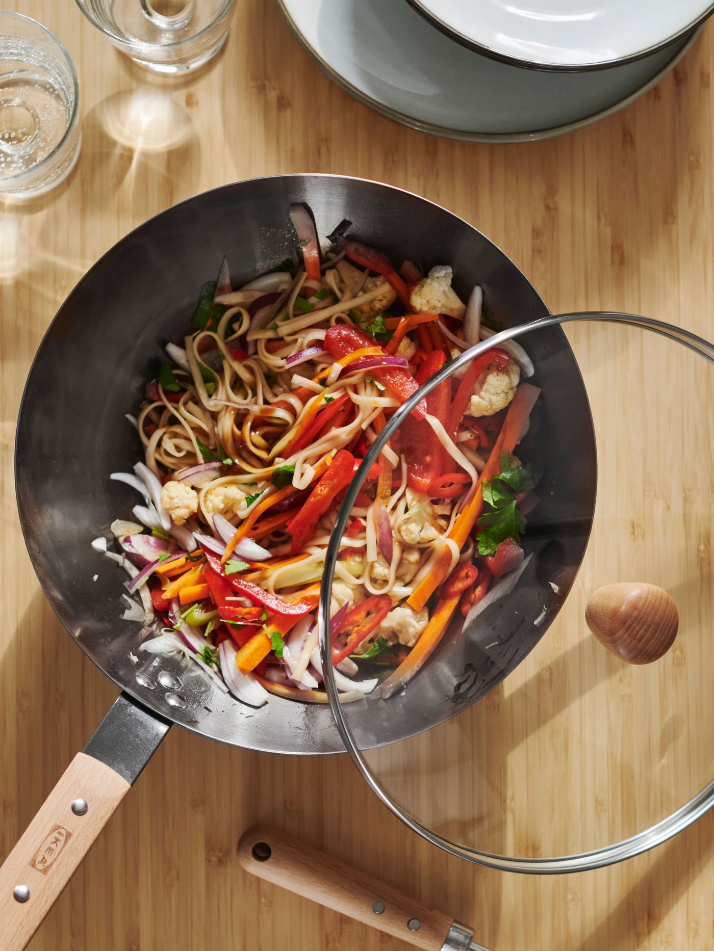 A glass/carbon steel beech VARDAGEN wok with lid