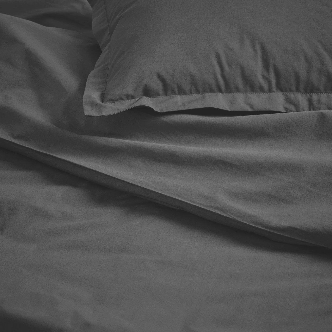 A dark grey HAMPFLOCKEL duvet cover and pillowcase in the NA