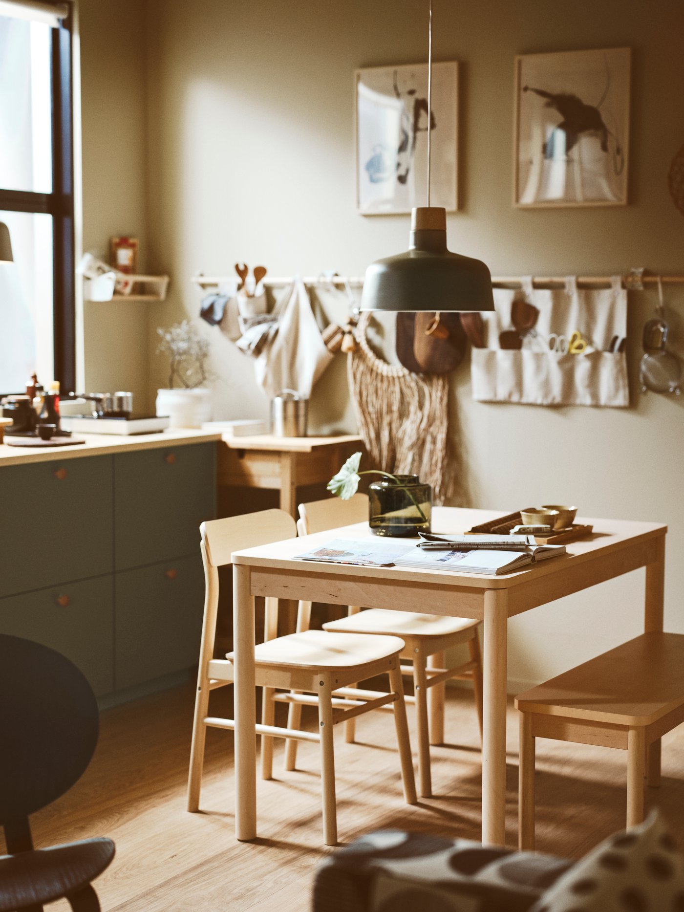 RÖNNINGE dining set table and chairs in dining room with a BUNKEFLO pendant ceiling lamp shining above it.