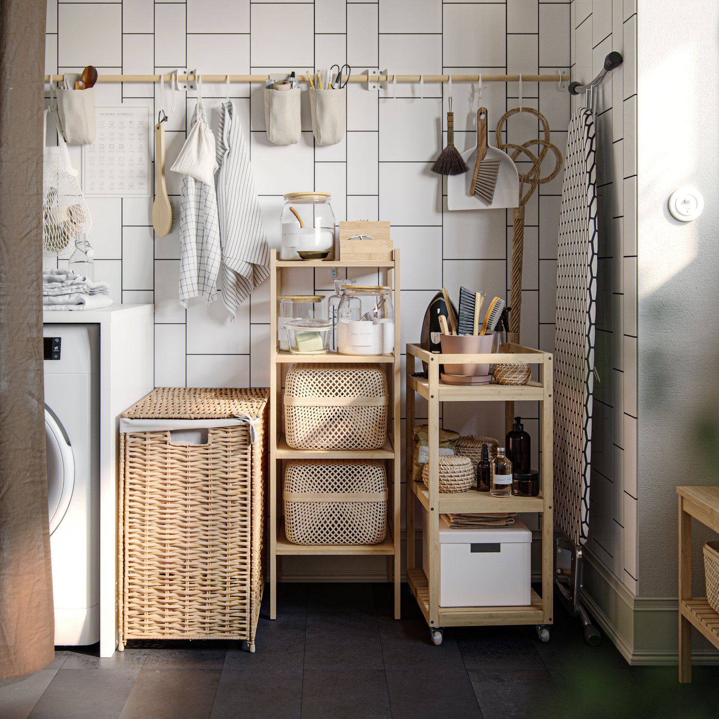 Wasruimte met RÅGRUND kastje op wielen, RÅGRUND stellingkast, BRANÄS wasmand met beklede binnenkant en NEREBY stang.