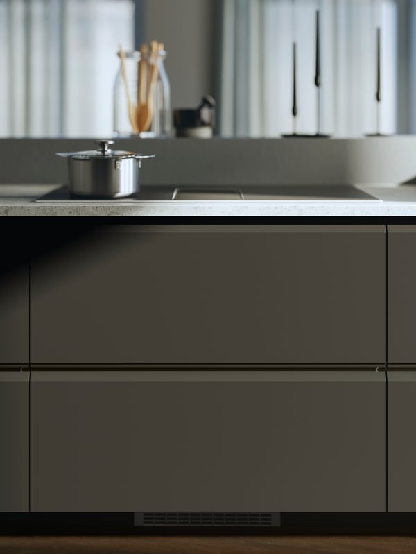 UPPLÖV anthracite kitchen fronts with an EKBACKEN work top in laminate and a HEMKOMST pot with lid in stainless steel.