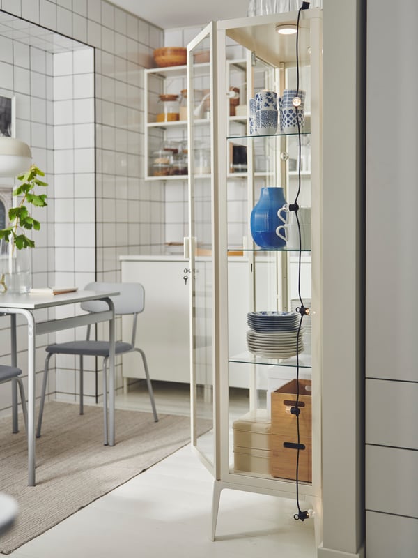 Küche mit Essplatz im Industriestil bestehend aus einem GRÅSALA Tisch, zwei Stühlen und einer MILSBO Vitrine.